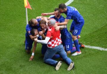 Luka Modric celebra con sus compa?eros su gol con el que adelanta a Croacia adem¨¢s de un intr¨¦pido fan que logr¨® colarse en la celebraci¨®n.