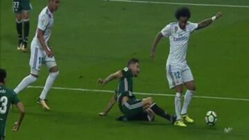 Javi García hizo penalti a Marcelo.