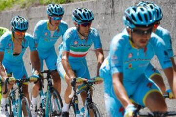 Vincenzo Nibali con sus compañeros del Astana en la etapa de los temidos Dolomitas. 