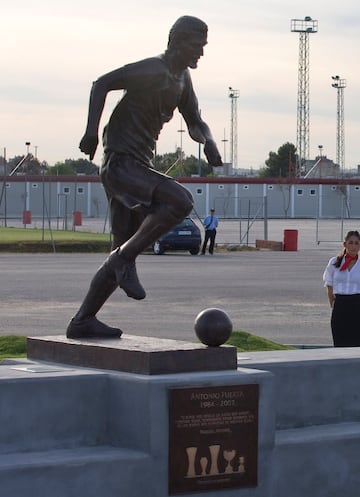 El futbolista sevillano tiene una estatua en su honor en la Ciudad Deportiva del Sevilla. 