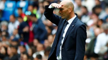 Soccer Football - La Liga Santander - Real Madrid v Real Betis - Santiago Bernabeu, Madrid, Spain - May 19, 2019   Real Madrid coach Zinedine Zidane shields his eyes from the sun   REUTERS/Juan Medina