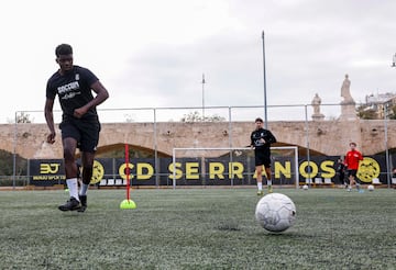 Jugadores del CDB Massanassa, en su primer entrenamiento, hoy, después de la tragedia que devastó su campo el 29 de octubre.