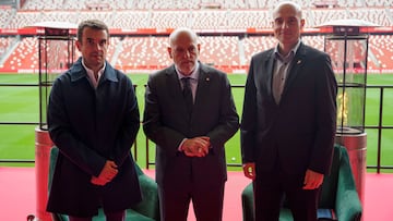 GIJON (ASTURIAS), 15/05/2025.- El presidente de La Liga, Javier Tebas(c), posa junto a junto al presidente ejecutivo del Sporting de Gijón, David Guerra (d), con motivo de la conferencia 'Control económico sostenibilidad y futuro' que impartió este jueves en el estadio de El Molinón en Gijón. EFE/Paco Paredes