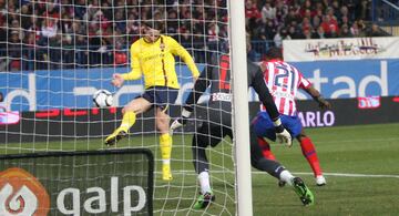 El jugador del Barcelona Ibrahimovic marca el 2-1.