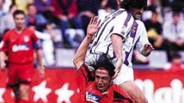 <B>IMPOTENCIA</B>. José Mari por los suelos, refleja la impotencia rojiblanca, ante un Valladolid que con Caminero les dio una soberana lección.