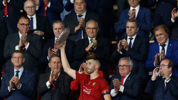 David García levanta el trofeo de subcampeones de Copa en La Cartuja.