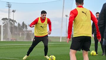 23-01-26. EL URUGUAYO ANDRÉS FERRARI, NUEVO JUGADOR DEL SPORTING, EN SU PRIMER ENTRENAMIENTO EN MAREO.