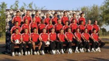 Los árbitros que participaron en el Mundial de 2010 posan para la foto oficial.