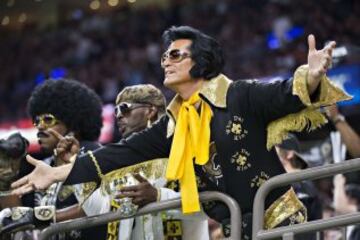 Elvis vive, y es fan de los Saints. En la foto, con un rejuvenecido Isaac Hayes, que como vemos se ha transplantado pelo, y el siempre ex¨¦ntrico Little Richard. ?Larga vida al Rock N' Roll!