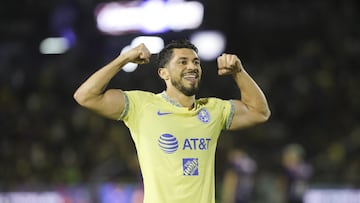 Henry Martín festeja un gol en contra del Mazatlán.