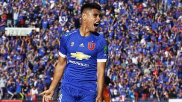 El goleador sólo jugó un Superclásico por Torneos Nacionales con la camiseta de la U. Fue el 8 de abril de 2017 y anotó un gol de cabeza en el empate 2-2, con complicidad del arquero Miguel Pinto.