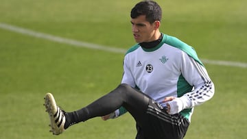 Aissa Mandi, durante un entrenamiento del Betis.