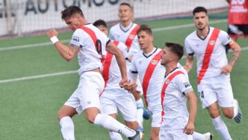 Marc Echarri celebra el primer gol del filial del Rayo Vallecano frente al Torrejón en Las Veredillas.