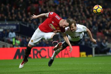 Phil Jones, del Manchester United, choca con la cabeza con el delantero inglés del Tottenham Harry Kane.