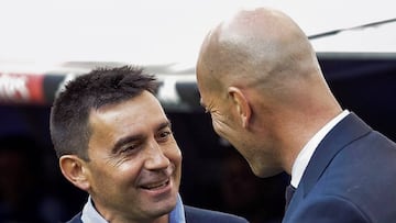 Asier Garitano saluda a Zinedine Zidanes en los proleg&oacute;menos del partido entre el Real Madrid y el Legan&eacute;s.