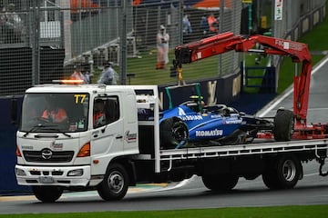 Los comisarios de pista retiran el coche del piloto espa?ol de Williams, Carlos Sainz, despus de un accidente durante el Gran Premio de Australia de Frmula Uno en el Circuito Albert Park en Melbourne.