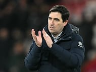 Bournemouth's Spanish manager Andoni Iraola applauds the fans after the final whistle during the English Premier League football match between Bournemouth and Arsenal at the Vitality Stadium in Bournemouth, southern England on January 3, 2026. (Photo by JUSTIN TALLIS / AFP) / RESTRICTED TO EDITORIAL USE. No use with unauthorized audio, video, data, fixture lists, club/league logos or 'live' services. Online in-match use limited to 120 images. An additional 40 images may be used in extra time. No video emulation. Social media in-match use limited to 120 images. An additional 40 images may be used in extra time. No use in betting publications, games or single club/league/player publications. /