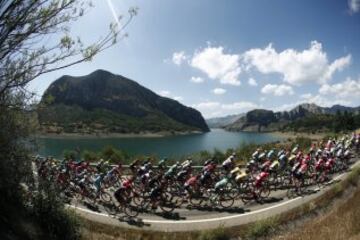 El pelotón durante la novena etapa de la Vuelta Ciclista a España.