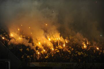 Turno para otra impresionante salida en la Copa Libertadores. En 2011, la hinchada de Peñarol protagonizó uno de los momentos más recordados del fútbol sudamericano al brindar un extraordinario recibimiento para su equipo, previo al duelo contra el Santos de Neymar por la final del torneo de clubes más importante del continente. El estadio Centenario de Montevideo vivió una fiesta minutos antes del partido.