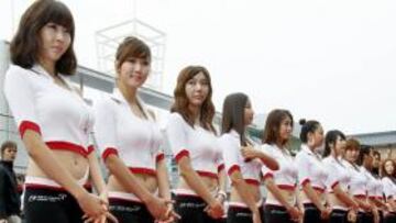 <b>Guapas en serie</b> Los asiáticos en general y los coreanos en particular se caracterizan por la exuberancia de medios. Donde otros colocan un operario ellos ponen un ejército y donde cabe una azafata ellos meten una docena. El siguiente objetivo es que midan lo mismo, posen igual y sonrían parecido. No es casualidad, es alta tecnología.