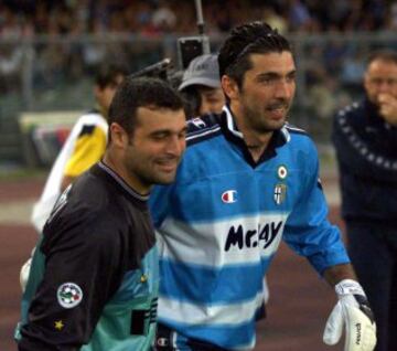 Uno de los últimos partidos de Gianluigi Buffon con el Parma fue contra el Inter. En imagen con Angelo Peruzzi el 23 de mayo de 2000.