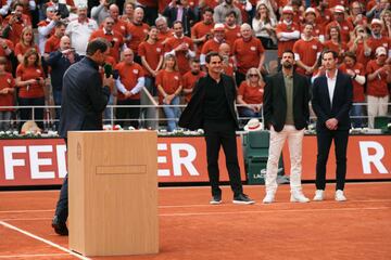 Roger Federer, Novak Djokovic y Andy Murray acompa?an a Rafa Nadal durante su homenaje.