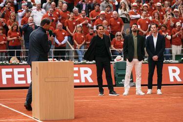 Roger Federer, Novak Djokovic y Andy Murray acompañan a Rafa Nadal durante su homenaje. 