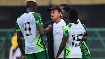 Nigeria's German coach Gernot Rohr (R) speaks with his players during the FIFA Qatar 2022 World Cup qualification football match between Nigeria and Liberia at Teslim Balogun Stadium in Lagos, on September 3, 2021. (Photo by PIUS UTOMI EKPEI / AFP)