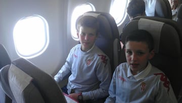 Fernando Somolinos y Diego López, en un viaje en la etapa en la que ambos militaban en el Infantil del Sporting de Gijón.