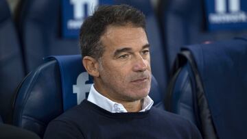 SAN SEBASTIÁN, ESPAÑA - 16 DE OCTUBRE: Luis García, entrenador del Real Mallorca mira antes del partido de LaLiga Santander entre la Real Sociedad y el RCD Mallorca en el Reale Arena el 16 de octubre de 2021 en San Sebastián, España.