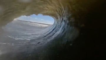 POV de Kai Lenny surfeando la ola Freight Train en Haw&aacute;i (Estados Unidos) en julio del 2022. 