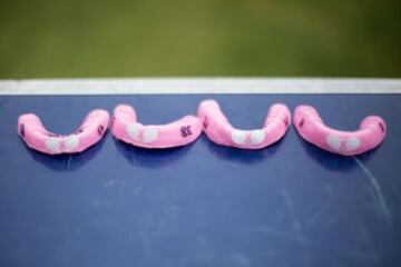 La NFL anualmente dedica un mes al cáncer de mama, cuando llega esa fecha los jugadores suelen ponerse algún distintivo rosa como apoyo. Hemos visto toallas, guantes, zapatillas, pero protectores bucales... Lo que no se haga en EE.UU..