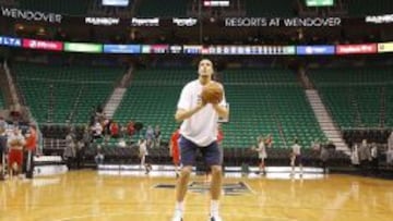 Rudy Gobert, en una sesi&oacute;n de tiro antes de enfrentarse con los Utah Jazz ante los Houston Rockets.