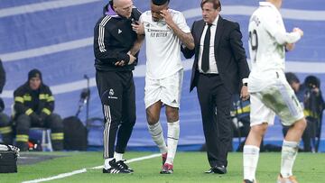 Eder Militao se tuvo que retirar lesionado a la media hora de juego del partido que enfrentó al Madrid con el Valencia.