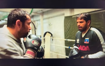 La camiseta de Colo Colo aparece en el entrenamiento del protagonista, Rami.