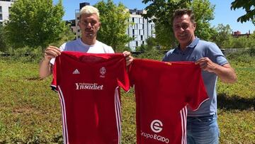 Piti y Gabi Moya posan para AS con la camiseta del Atl&eacute;tico Pinto.