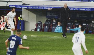 Zinedine Zidane dando indicaciones desde el banquillo. 