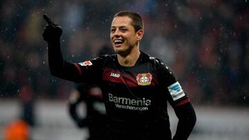 Chicharito celebra un gol marcado fuera de casa durante un partido de la Bundesliga.