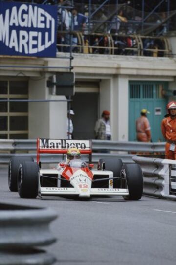 1988. Ayrton Senna se adjudicó el campeonato del 88 por delante de su compañero de equipo Alain Prost, cediendo McLaren una sóla victoria durante la temporada. En la imagen a los mandos del legendario McLaren-Honda MP4/4 RA168E turbo por las calles del Principado.