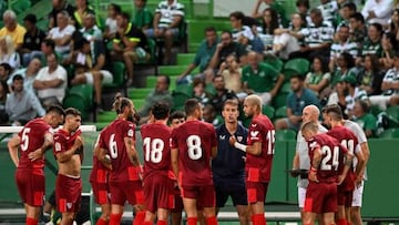 Sevilla's Spanish coach Julen Lopetegui (C) speaks with his players during the teams' presentation "Cinco Violinos Trophy" football match between Sporting CP and Sevilla FC at Alvalade stadium in Lisbon on July 24, 2022. (Photo by PATRICIA DE MELO MOREIRA / AFP) (Photo by PATRICIA DE MELO MOREIRA/AFP via Getty Images)