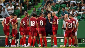 Sevilla's Spanish coach Julen Lopetegui (C) speaks with his players during the teams' presentation "Cinco Violinos Trophy" football match between Sporting CP and Sevilla FC at Alvalade stadium in Lisbon on July 24, 2022. (Photo by PATRICIA DE MELO MOREIRA / AFP) (Photo by PATRICIA DE MELO MOREIRA/AFP via Getty Images)