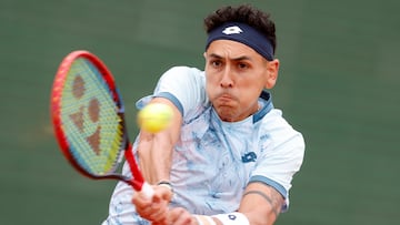 ROQUEBRUNE CAP MARTIN (France), 07/04/2025.- Alejandro Tabilo of Chile in action during his first round match against Stan Wawrinka of Switzerland at the ATP Monte Carlo Masters tennis tournament in Roquebrune Cap Martin, France, 07 April 2025. (Tenis, Francia, Suiza) EFE/EPA/SEBASTIEN NOGIER