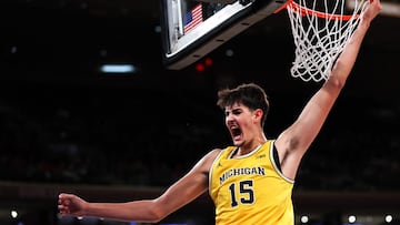 Aday Mara, pívot de Michigan, realiza un mate ante St. John's Red Storm en Madison Square Garden de Nueva York.