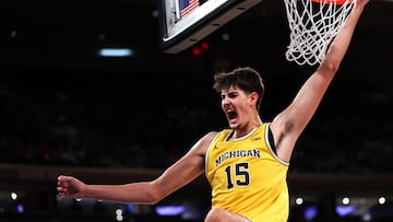 Aday Mara, pívot de Michigan Wolverines, reacciona tras una mate ante St. John's Red Storm en el Madison Square Garden.