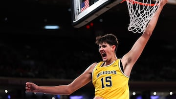 Aday Mara culmina un mate en el Madison Square Garden, en su primer partido con Michigan
