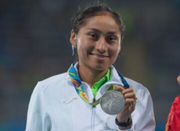 Lupita González ya luce su medalla de plata en el cuello