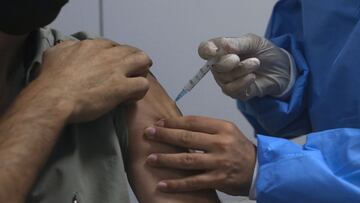 La FDA ha autorizado una tercera dosis de la vacuna contra el COVID-19 y los CDC respaldan su uso, pero ¿quiénes son elegibles para recibirla? Aquí los detalles