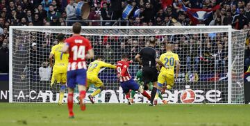 Fernando Torres marca el 2-0.