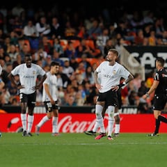 El Sevilla y Del Cerro empujan al Valencia al abismo