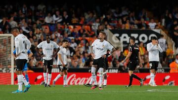 Los jugadores del Valencia, cabizbajos tras la derrota ante el Sevilla.